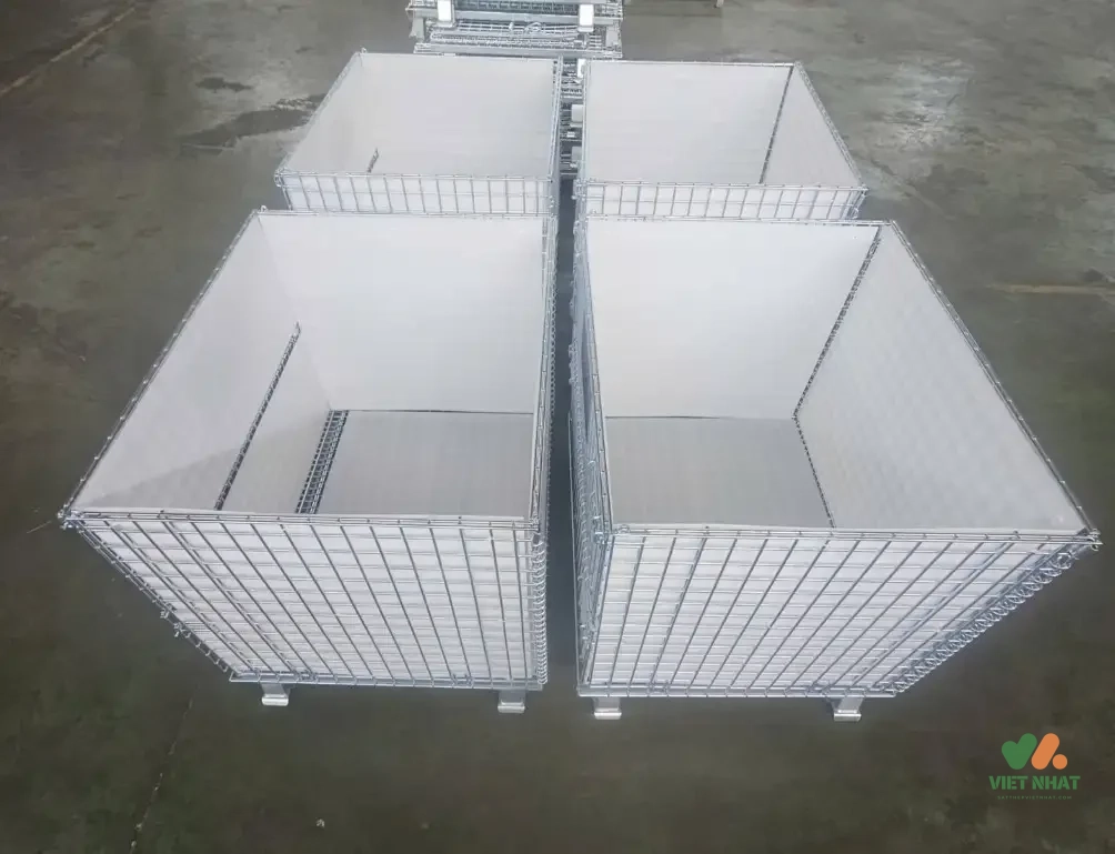 Các pallet lưới thép xếp chồng ngay ngắn trong kho chứa hàng phụ tùng.