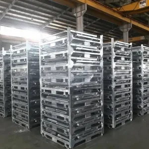 Các loại phụ kiện đi kèm pallet lưới như bánh xe công nghiệp, nắp đậy, chốt khóa và vách ngăn phân loại.