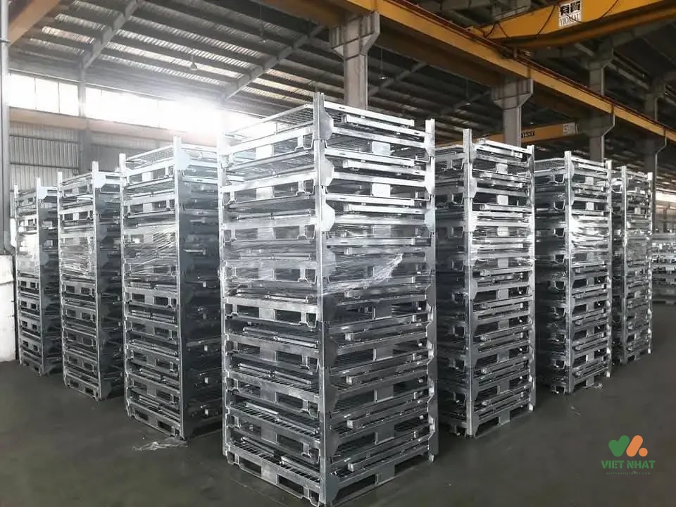 Các loại phụ kiện đi kèm pallet lưới như bánh xe công nghiệp, nắp đậy, chốt khóa và vách ngăn phân loại.