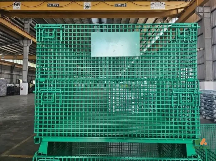 Sự khác biệt bề mặt giữa lồng thép mạ kẽm sáng bóng và lồng thép sơn tĩnh điện màu xanh dương.