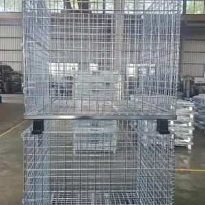 Kỹ sư cơ khí đang kiểm tra kích thước mắt lưới, chất lượng mối hàn và độ vững chãi của chân xếp chồng trên sản phẩm.