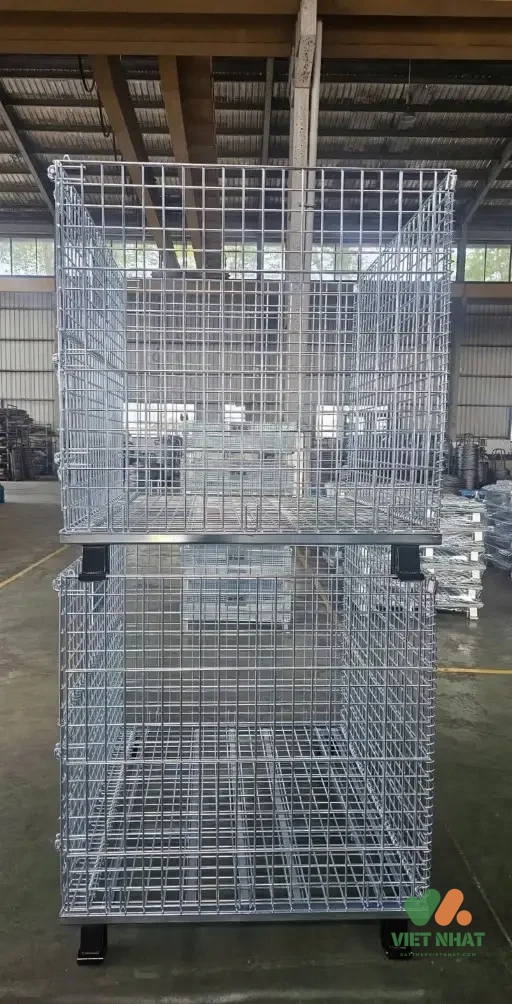 Kỹ sư cơ khí đang kiểm tra kích thước mắt lưới, chất lượng mối hàn và độ vững chãi của chân xếp chồng trên sản phẩm.