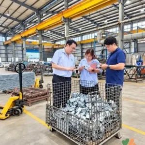 Nhân viên kỹ thuật sử dụng thước kẹp và dụng cụ đo lường để kiểm tra mối hàn, độ dày dây thép của lồng chứa hàng trước khi xuất xưởng.