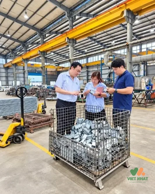 Nhân viên kỹ thuật sử dụng thước kẹp và dụng cụ đo lường để kiểm tra mối hàn, độ dày dây thép của lồng chứa hàng trước khi xuất xưởng.