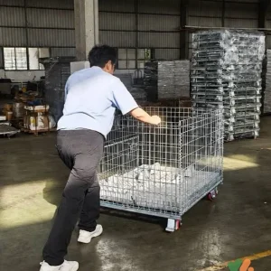 Kỹ thuật viên đang kiểm tra chất lượng mối hàn và khả năng chịu tải trọng của lồng thép trước khi xuất xưởng.