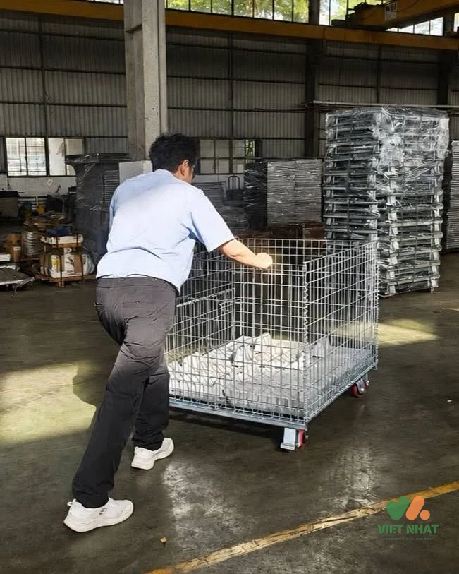 Kỹ thuật viên đang kiểm tra chất lượng mối hàn và khả năng chịu tải trọng của lồng thép trước khi xuất xưởng.