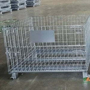 Lồng lưới công nghiệp chứa hàng hóa đang được xe nâng vận chuyển trong kho bãi chuyên nghiệp.