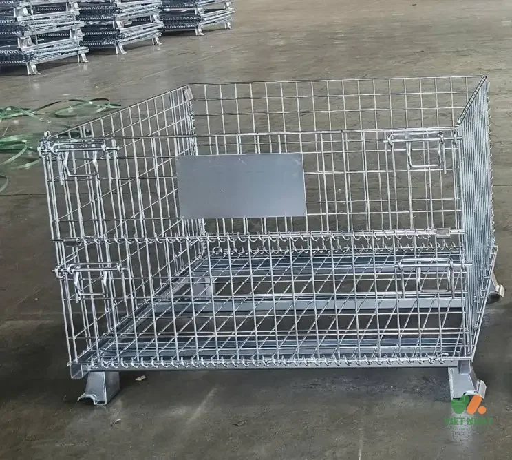 Lồng lưới công nghiệp chứa hàng hóa đang được xe nâng vận chuyển trong kho bãi chuyên nghiệp.