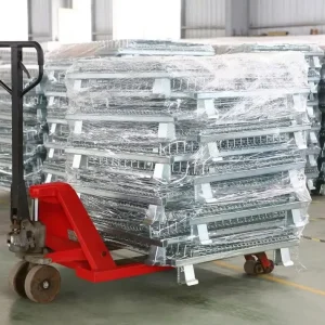 Các loại pallet sắt lưu trữ công nghiệp bao gồm loại gấp gọn, xếp chồng, có bánh xe và có cửa mở phía trước.