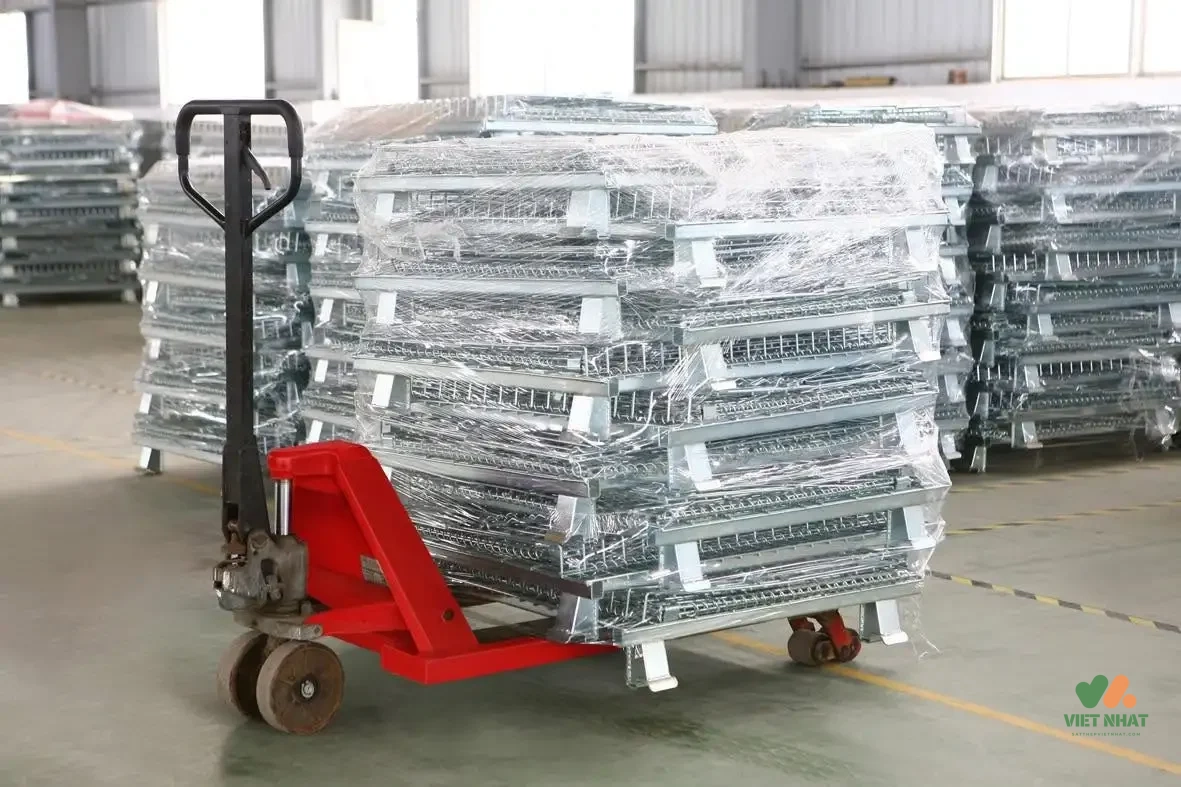 Các loại pallet sắt lưu trữ công nghiệp bao gồm loại gấp gọn, xếp chồng, có bánh xe và có cửa mở phía trước.