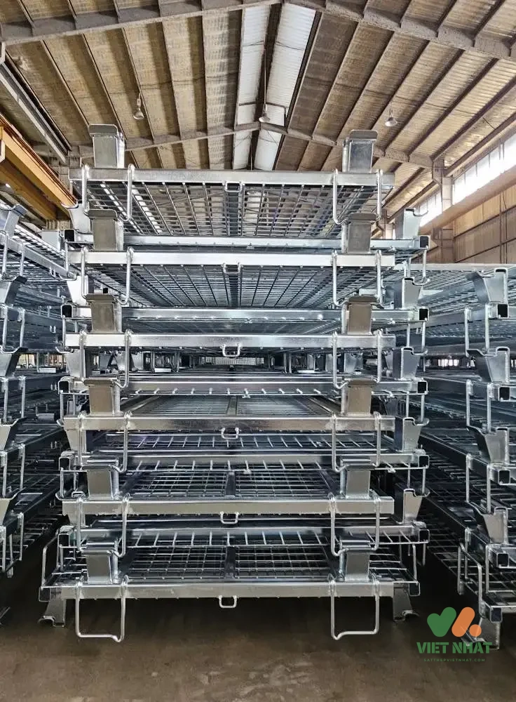 Bảng mô phỏng kích thước của pallet lưới thép khi sử dụng và khi được gập sát xuống mặt đáy.