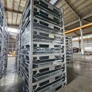 Cấu trúc tổng quan của pallet sắt xếp chồng trong kho bãi công nghiệp với khung thép cường độ cao và vách lưới thép hàn.