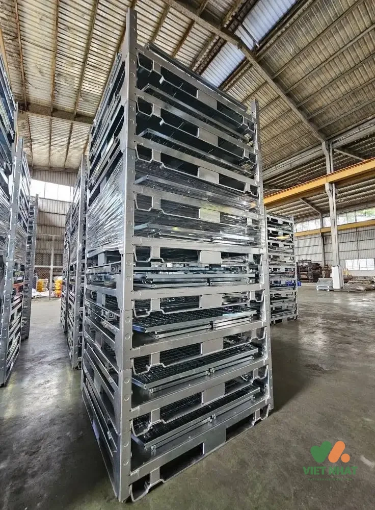 Cấu trúc tổng quan của pallet sắt xếp chồng trong kho bãi công nghiệp với khung thép cường độ cao và vách lưới thép hàn.