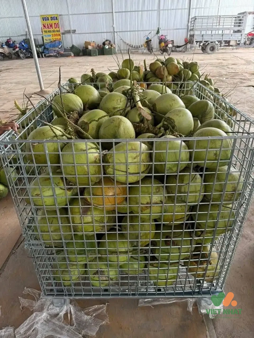 Pallet sắt chứa hàng linh kiện đang được xe nâng nâng hạ và xếp chồng trong nhà máy cơ khí và trung tâm logistics.