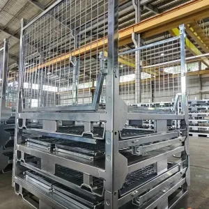 Các bề mặt hoàn thiện của pallet lưới thép bao gồm mạ kẽm điện phân sáng bóng, mạ kẽm nhúng nóng và sơn tĩnh điện màu xanh.