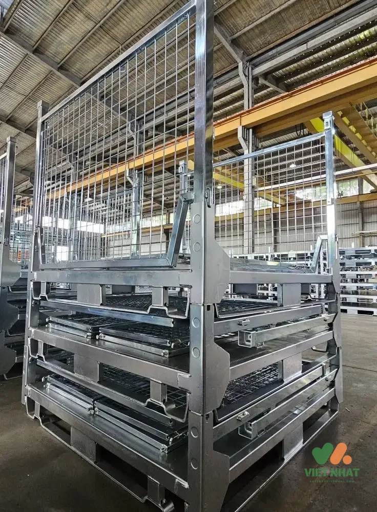 Các bề mặt hoàn thiện của pallet lưới thép bao gồm mạ kẽm điện phân sáng bóng, mạ kẽm nhúng nóng và sơn tĩnh điện màu xanh.