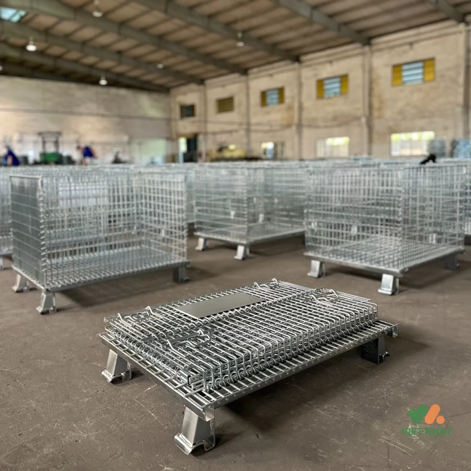 Các mẫu pallet lưới sắt đa dạng kích thước được trưng bày tại kho xưởng chuẩn bị xuất hàng