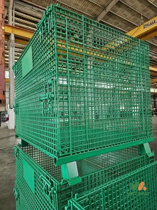 Cận cảnh bề mặt lồng sắt được mạ kẽm điện phân màu bạc sáng bóng và một mẫu được sơn tĩnh điện màu xanh dương.
