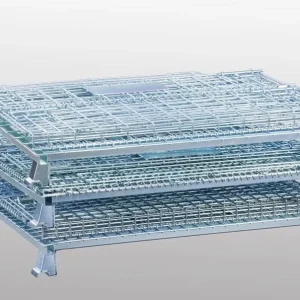 Xe tải chuyên dụng đang bốc xếp hàng loạt pallet lưới sắt đã được gấp gọn chuẩn bị giao đến nhà máy khách hàng