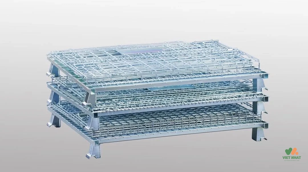 Xe tải chuyên dụng đang bốc xếp hàng loạt pallet lưới sắt đã được gấp gọn chuẩn bị giao đến nhà máy khách hàng