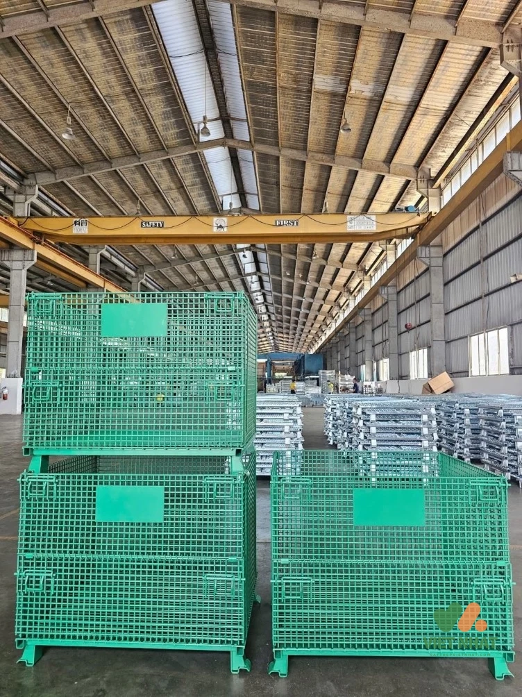 Quá trình mạ kẽm điện phân và sơn tĩnh điện cho lồng sắt công nghiệp nhằm bảo vệ chống ăn mòn.