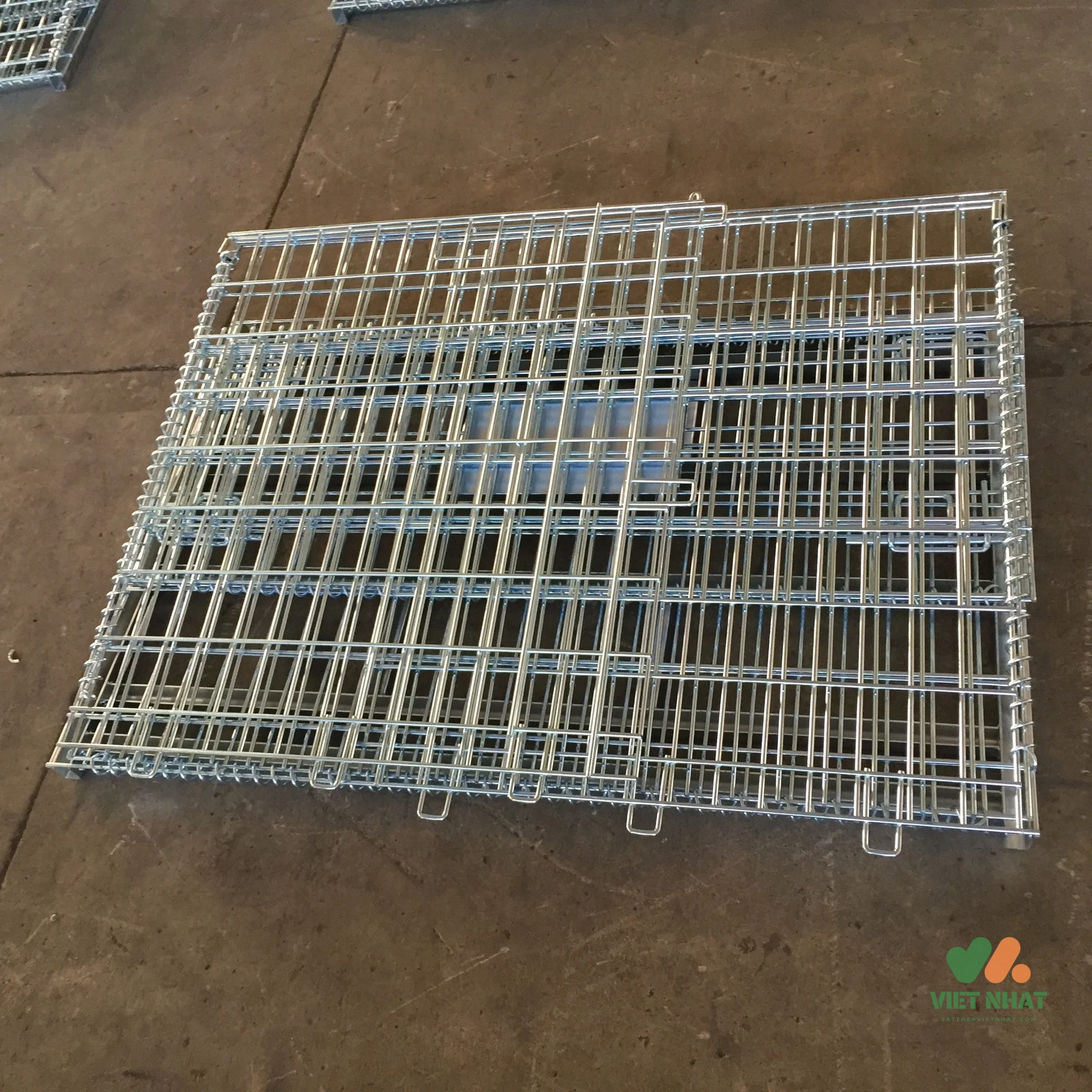 Cận cảnh bề mặt lớp mạ kẽm điện phân sáng bóng và lớp sơn tĩnh điện màu xanh dương trên khung lồng sắt