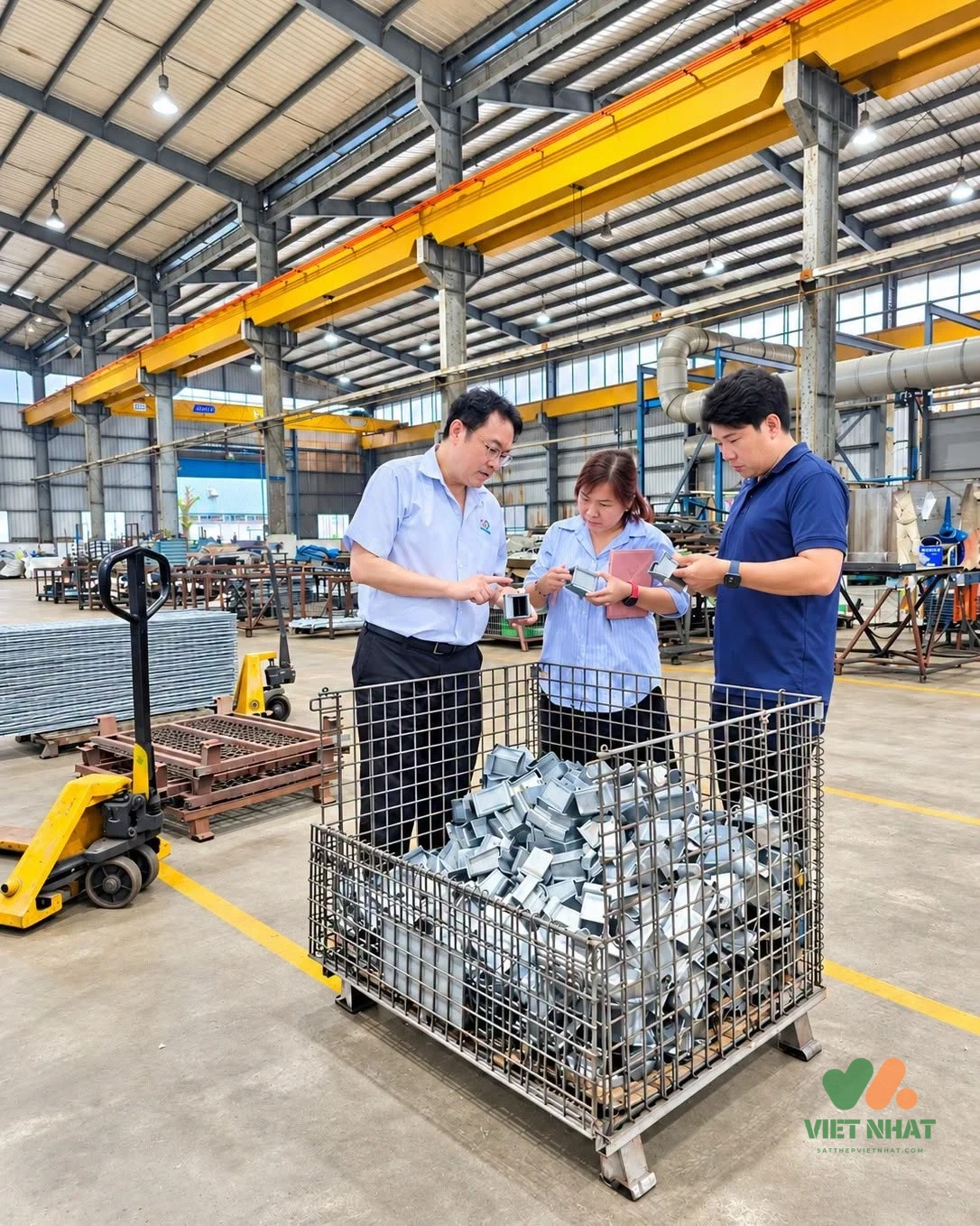 Chuyên viên QC đang thử nghiệm độ cân bằng và sức chịu tải của lồng thép có gắn bánh xe trước khi xuất xưởng.