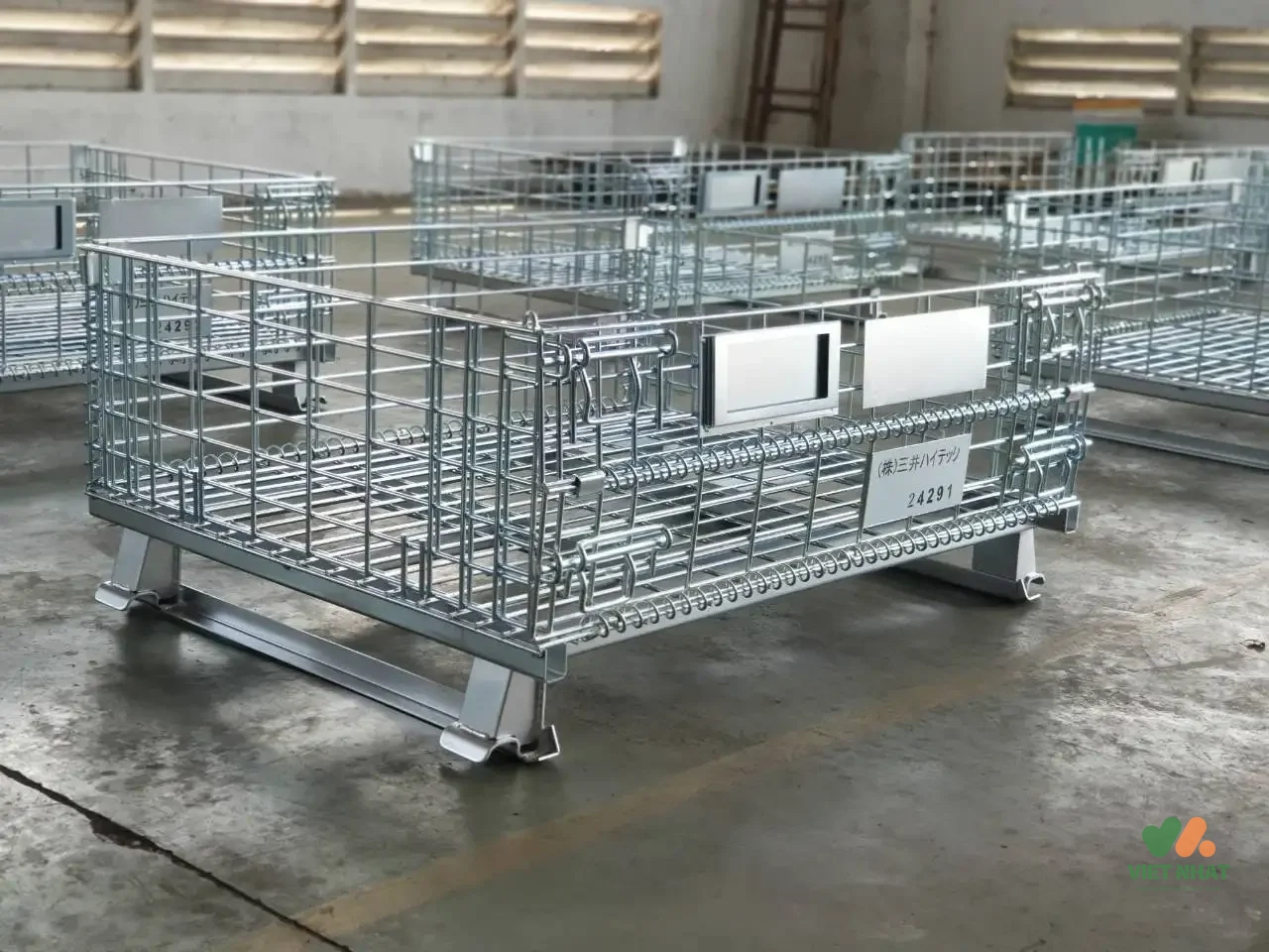 Hệ thống pallet lưới sắt đang được xếp chồng lưu trữ hàng hóa trong kho công nghiệp quy mô lớn