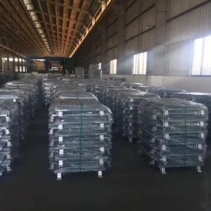 Kỹ sư nhà máy đang sử dụng thước kẹp và dụng cụ chuyên dụng kiểm tra độ ngấu của mối hàn trên pallet lưới