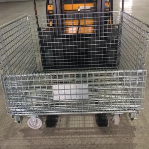 Xe nâng đang nâng pallet lưới sắt chứa đầy phụ tùng ô tô bên trong nhà máy lắp ráp