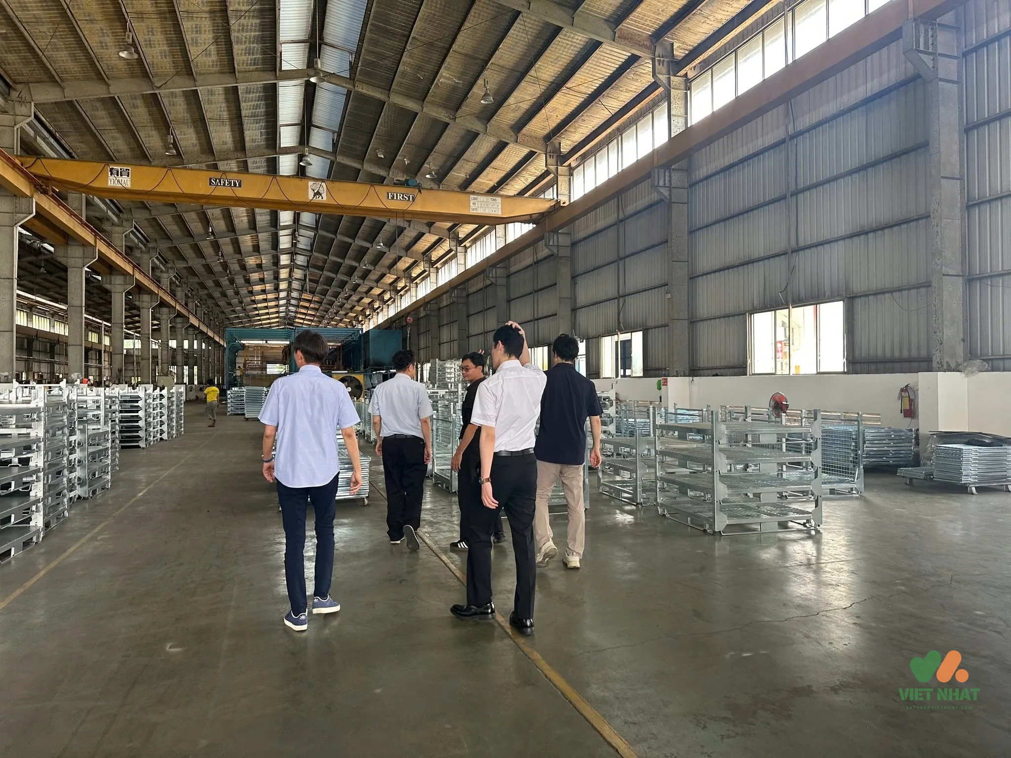 Kỹ sư cơ khí đang hàn gia công hệ thống chân bích và khung lồng sắt tại xưởng sản xuất Anh Quân.